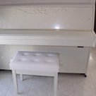 白いアップライトピアノ
