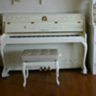 白いアップライトピアノ